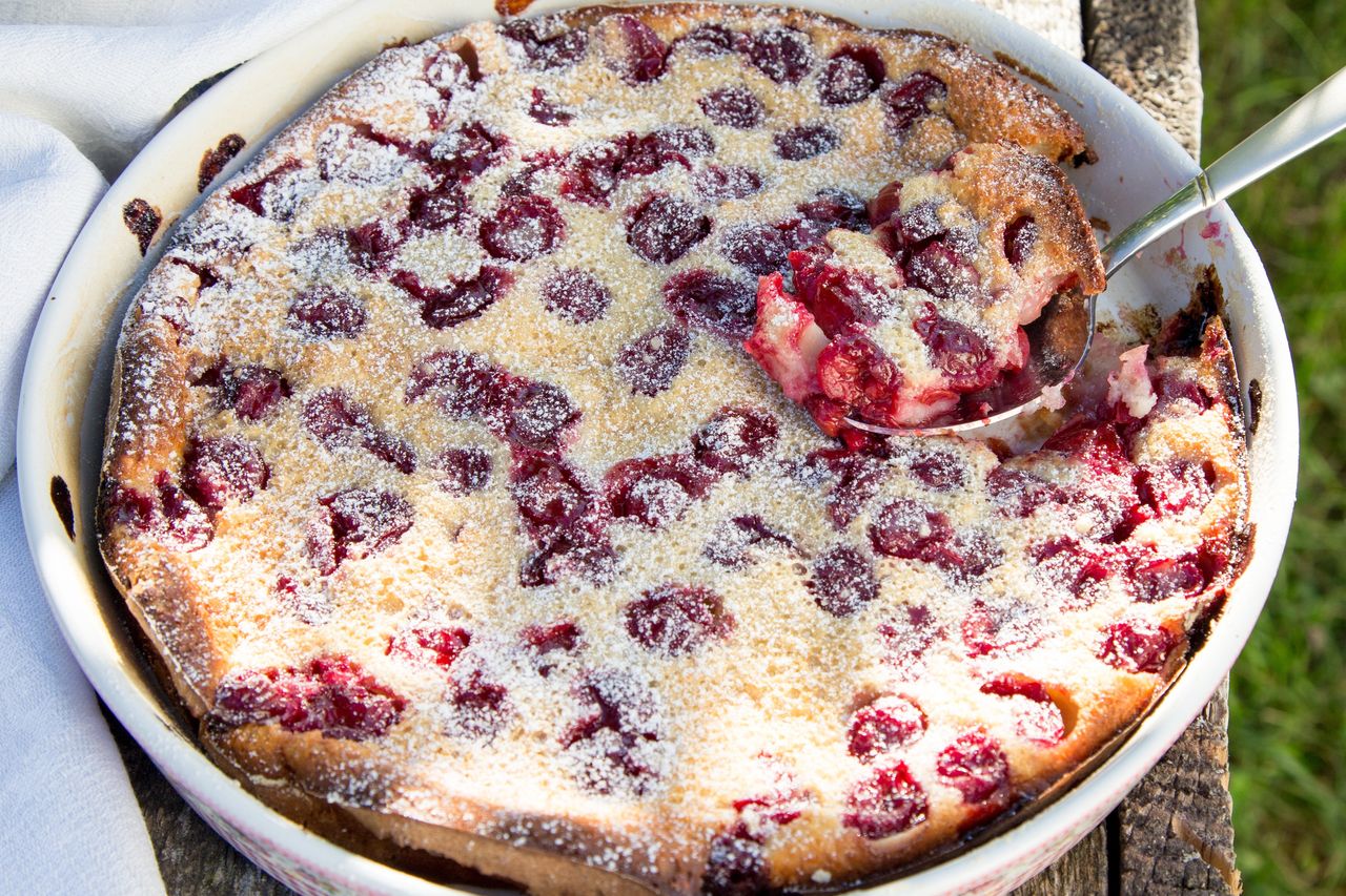 Clafoutis z wiśniami zachwyca prostotą. Francuzi pieką je od pokoleń
