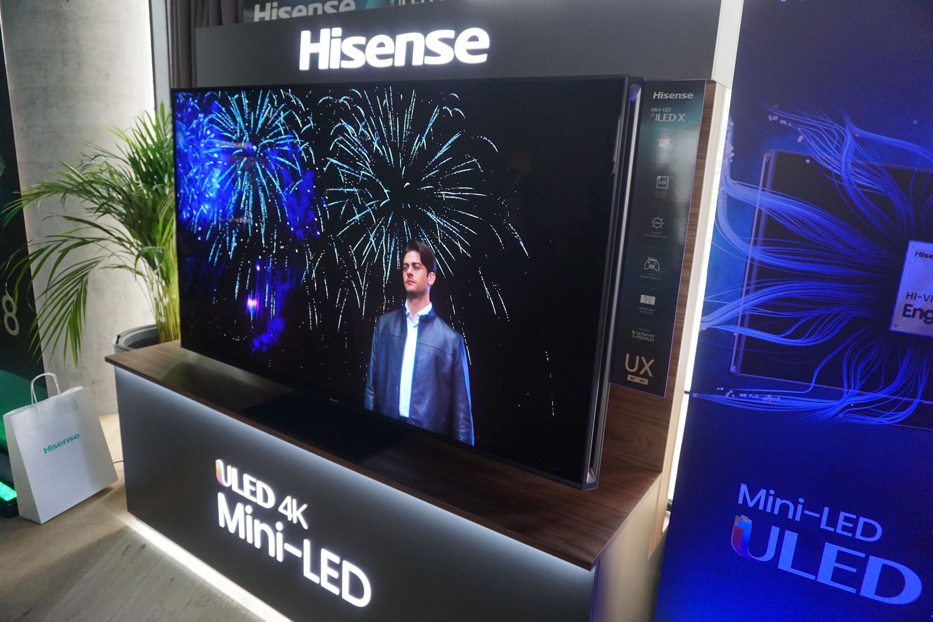 Hisense z profilu