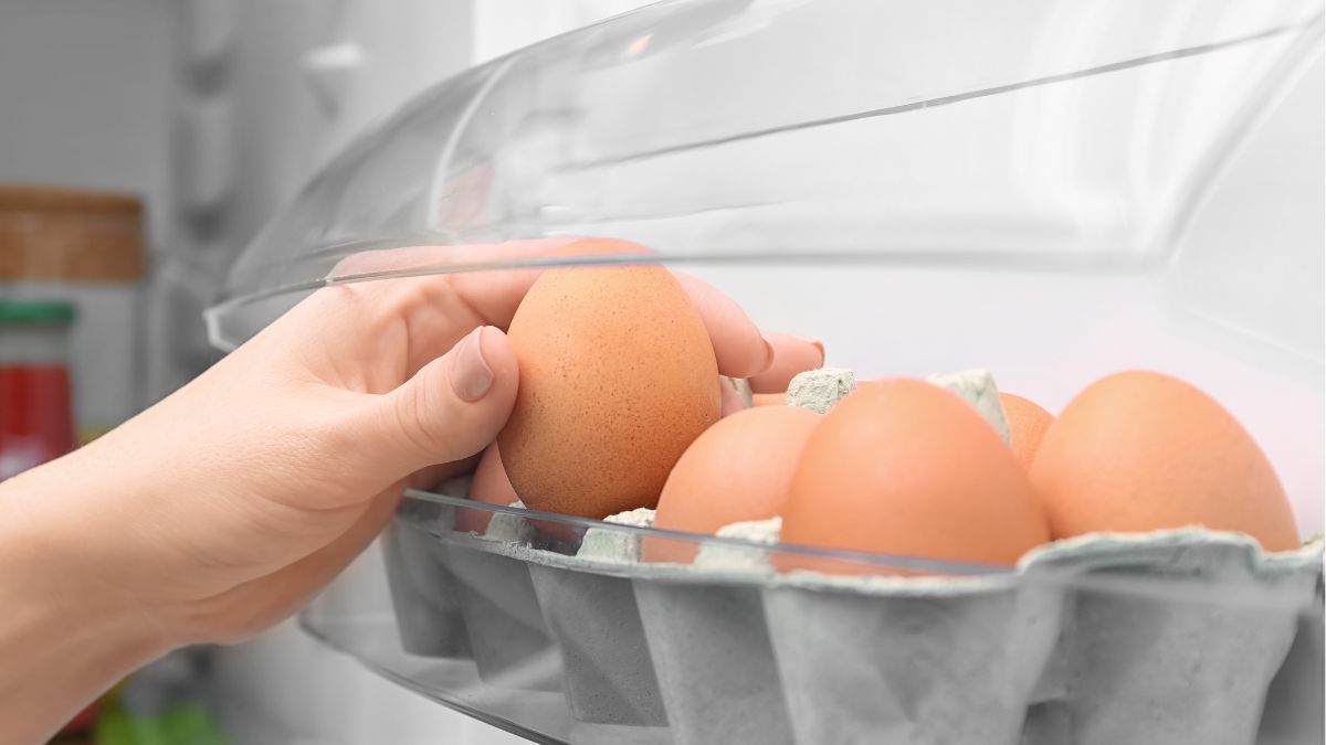 Dlaczego nie powinno się trzymać jajek na drzwiach lodówki?
