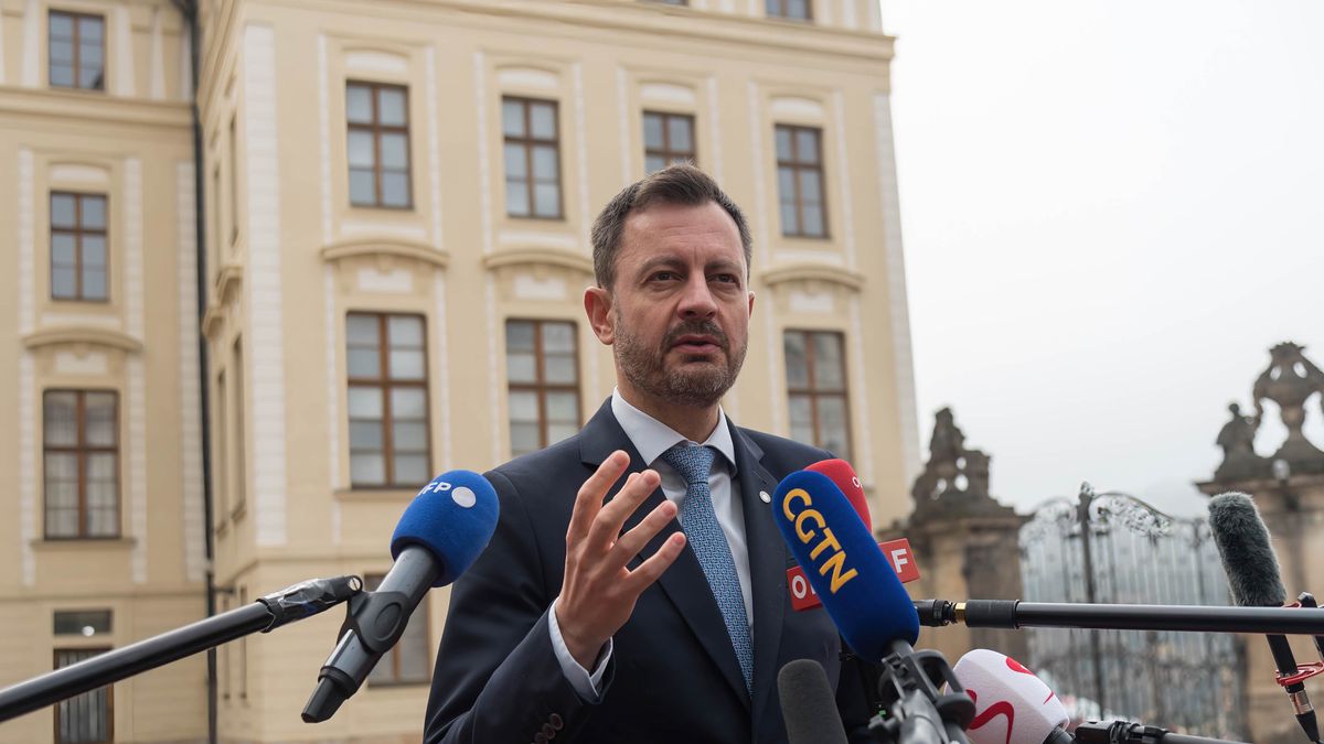 Na zdjęciu premier Słowacji Eduard Heger przed mikrofonami dziennikarzy na konferencji w Pradze