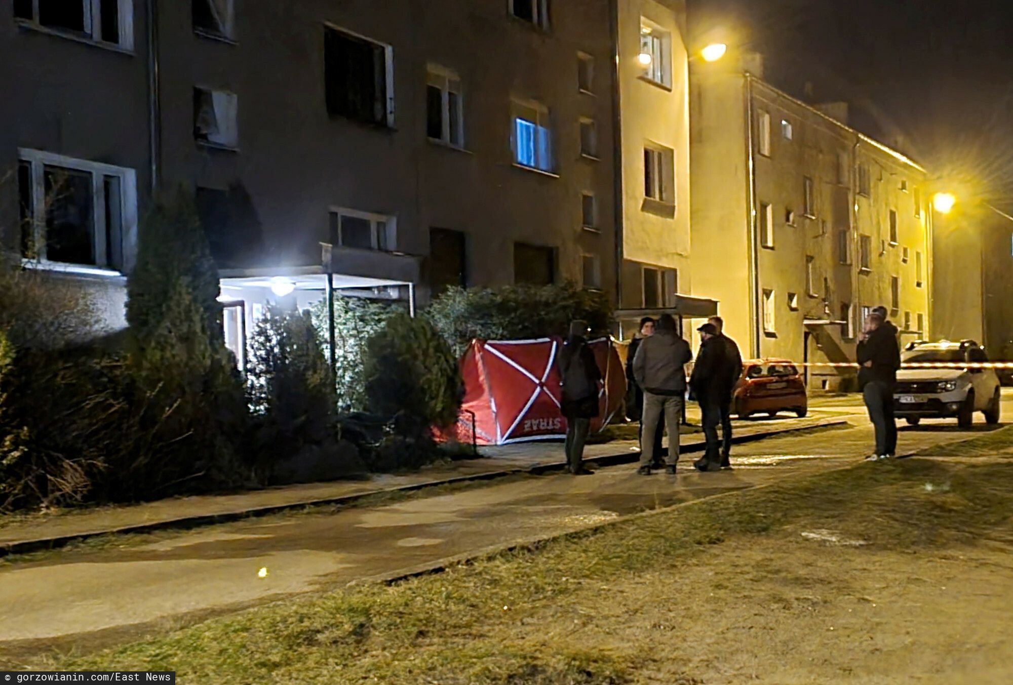 Zabójstwo w miejscowości Muchocin Fot. gorzowianin.com/East News, Muchocin (woj. wielkopolskie), 29.03.2023. W mieszkaniu, ktore zostalo podpalone by zatrzec slady, po ugaszeniu pozaru strazacy odkryli zw?oki 22-letniego mezczyzny. Obrazenia wskazywaly na zabojstwo.gorzowianin.com