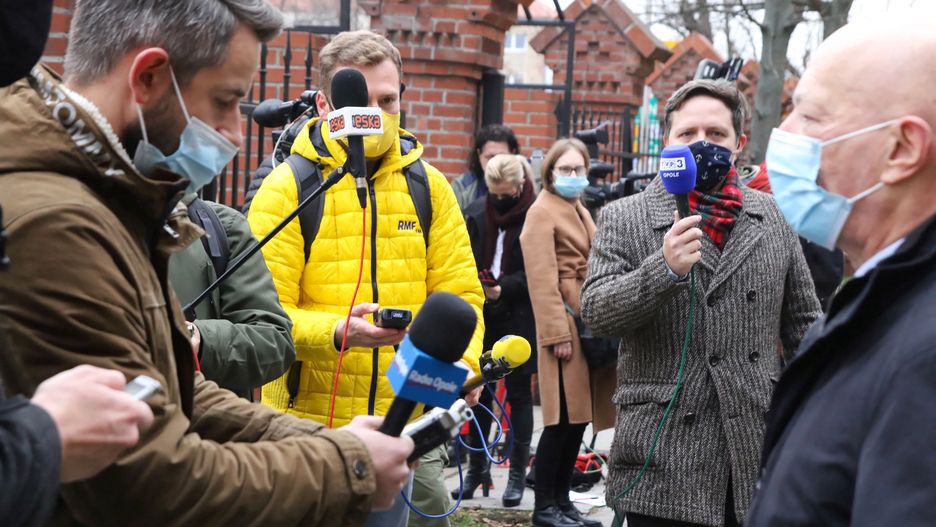 Opole, 16.12.2020. Pełnomocnik Tomasza Komendy Zbigniew Ćwiąkalski podczas wypowiedzi dla mediów przed Sądem Okręgowym w Opolu PAP/Krzysztof Świderski (PAP, Fot: PAP/Krzysztof Świderski, Krzysztof Œwiderski)