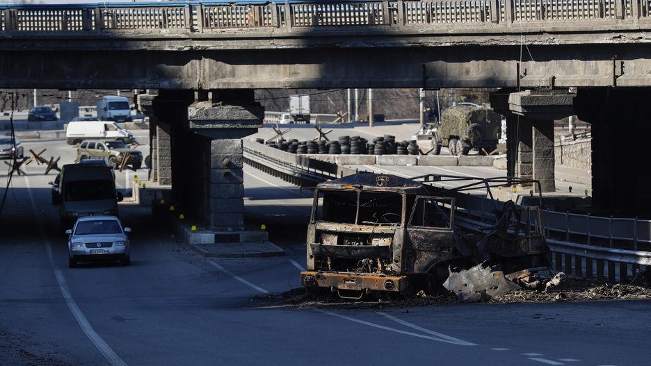  epaselect epa09836705 Ukrainian soldiers (top) stand guard on a bridge in front of a damaged Russian army car on the road that leads East of the Ukrainian capital of Kyiv, 19 March 2022. On 24 February Russian troops had entered Ukrainian territory in what the Russian president declared a 'special military operation', resulting in fighting and destruction in the country, a huge flow of refugees, and multiple sanctions against Russia.  EPA/ATEF SAFADI Dostawca: PAP/EPA.