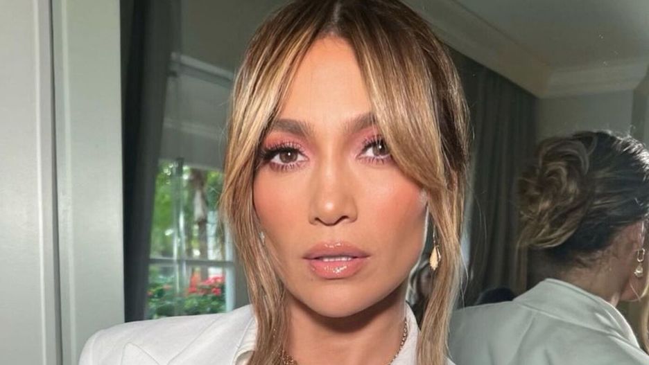 Jennifer Lopez w białym total lookuInstagram/jlo