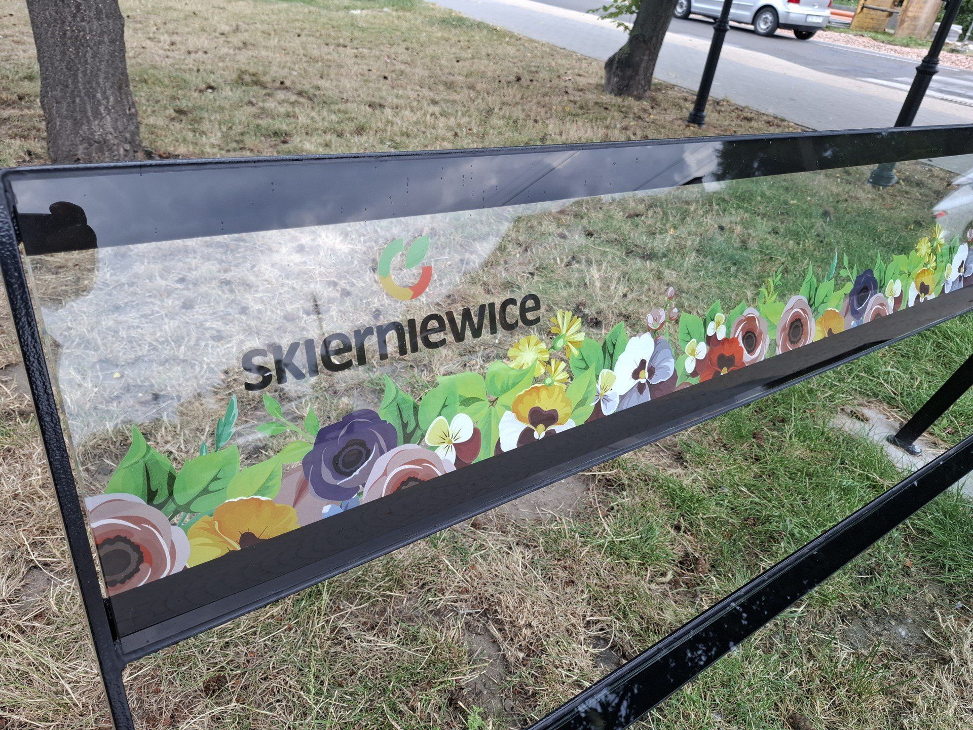 Szklane ławki stanęły w centrum Skierniewic. Czy to tylko ozdoba?