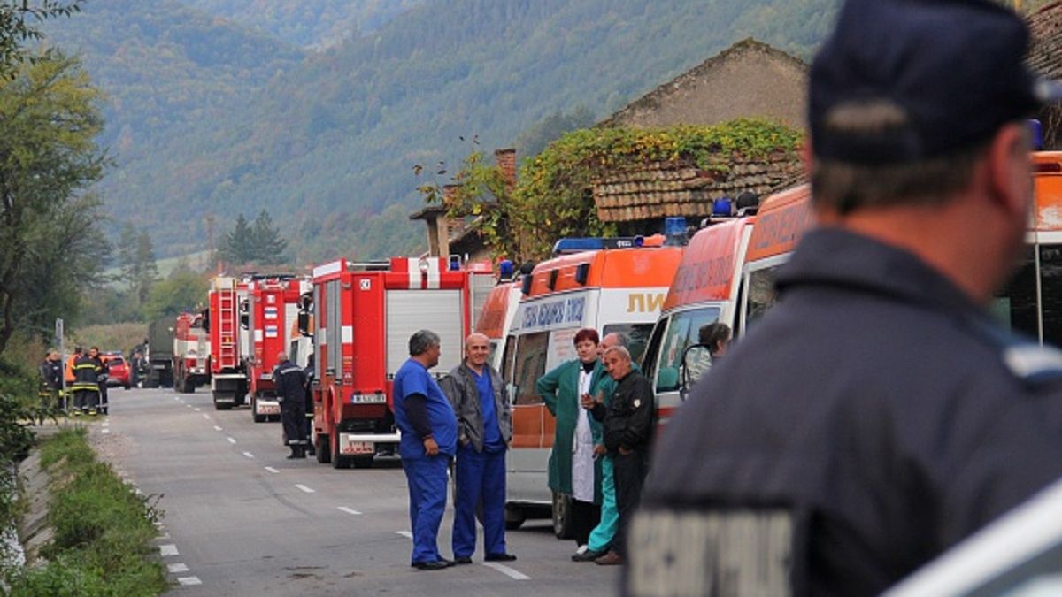 Bułgarscy policjanci i strażacy po eksplozji materiałów wybuchowych w miejscowości Gorni Lom w 2014 roku