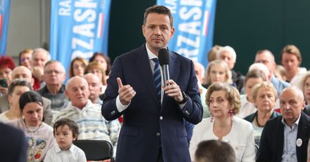 "Reklamuje niemieckie ogórki". Telus bije w Trzaskowskiego