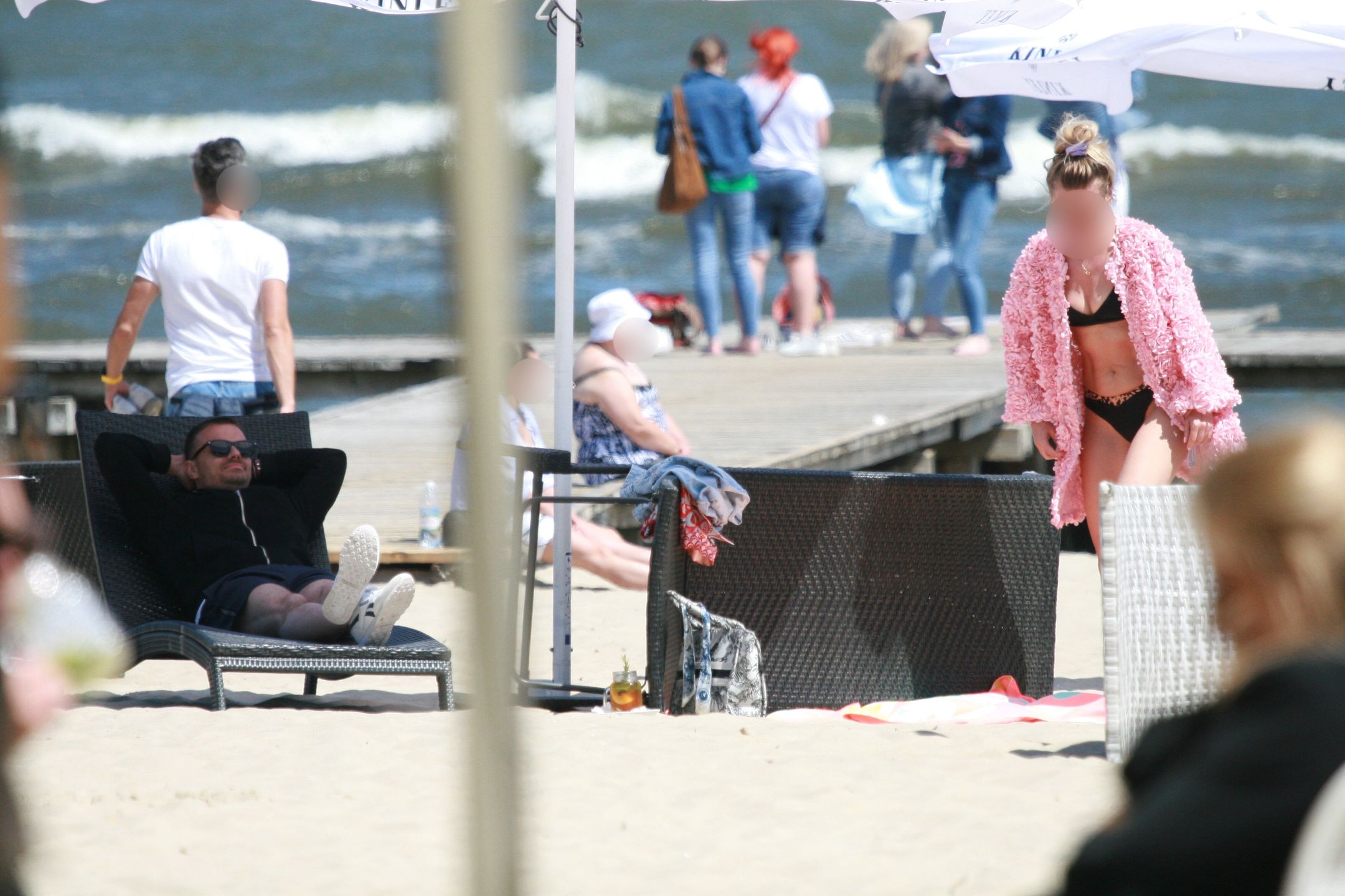 Marcin Hakiel wypoczywa na plaży w Sopocie z ukochaną