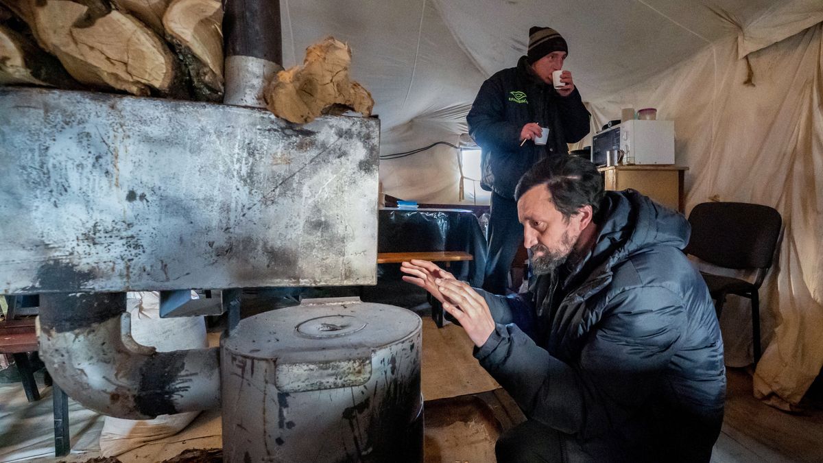 namiot z piecem dla mieszka�c�w
Chark�w, Ukraina, 07.12.2022. Namiot w kt�rym ogrzewaj� si� mieszka�cy na Severnaya Saltovka w Charkowie, 7 bm. Trwa inwazji Rosji na Ukrain�. (aldg) PAP/Mykola Kalyeniak
Mykola Kalyeniak
agresja Rosji, atak Rosji na Ukrain�, ciep�o, dogrzewanie, grzanie, inwazja rosyjska, konflikt zbrojny, Severnaya Saltovka, sytuacja w Ukrainie, ukraina, wojna, Wojna na Ukrainie, wojna w Ukrainie, charkowie