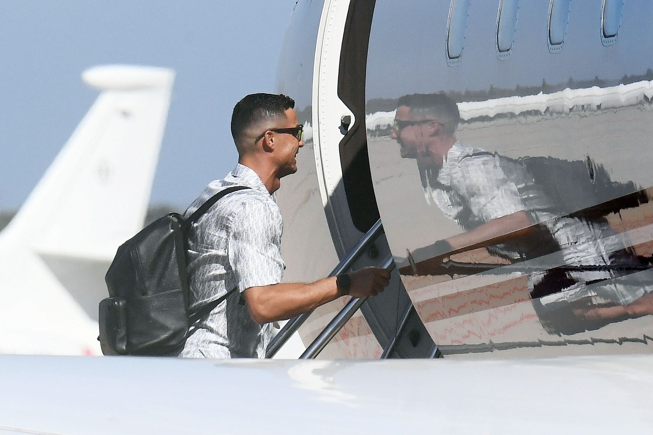 Georgina Rodriguez i Cristiano Ronaldo wsiadają do prywatnego samolotu