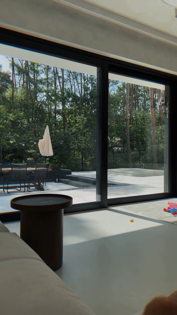 Jan Dąbrowski pokazał swój dom położony w lesie