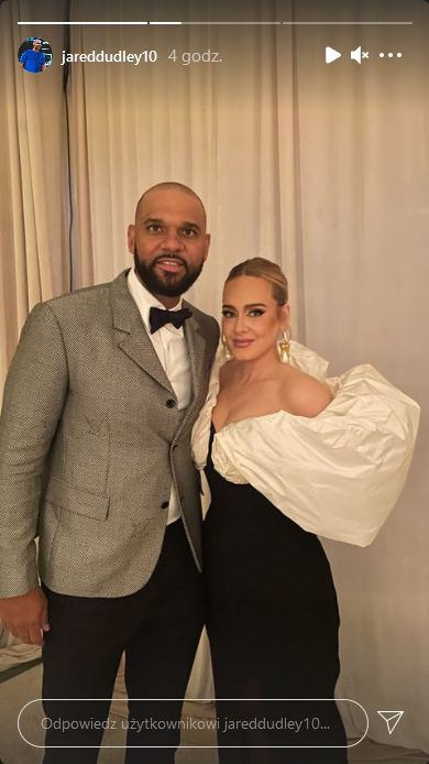 Adele pozuje z trenerem koszykówki, Jaredem Dudley'em