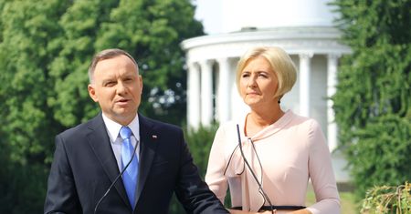 Wybory prezydenckie 2025. Emerytura prezydenta RP i jego współmałżonka. Po ilu latach i jaka kwota?