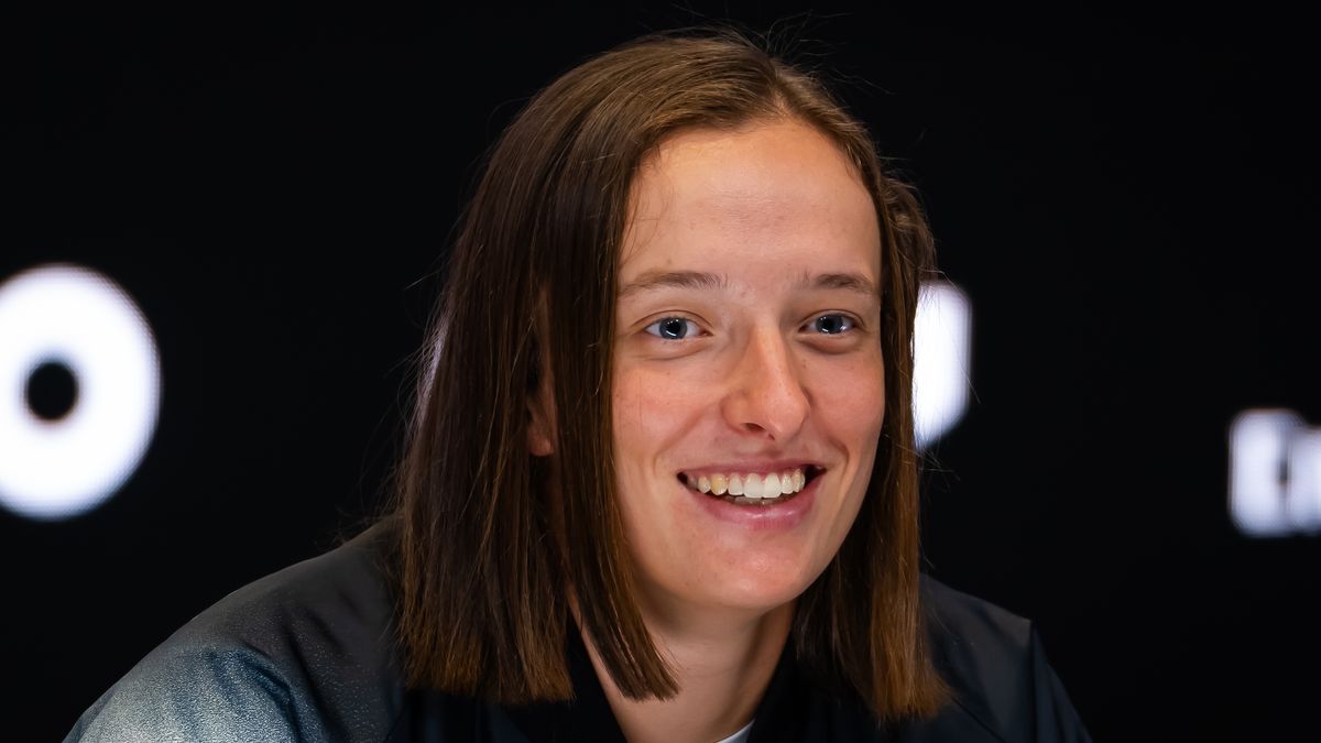 MELBOURNE, AUSTRALIA - JANUARY 12: Iga Swiatek of Poland talks to the media ahead of the 2024 Australian Open at Melbourne Park on January 12, 2024 in Melbourne, Australia (Photo by Robert Prange/Getty Images)
