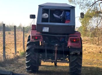 Wiózł ciągnikiem zbyt wiele osób. Nie mogło skończyć się inaczej