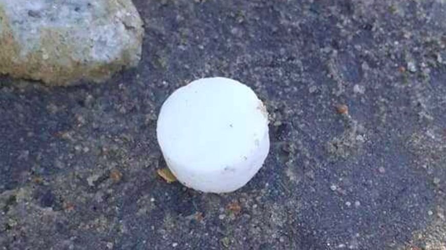 Warszawa. Afera z białymi kapsułkami poruszyła mieszkańców wielu warszawskich dzielnic. Leżą w wielu miejscach