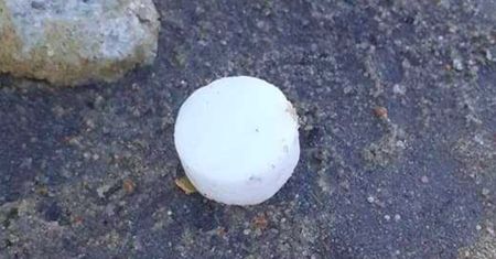 Warszawa. Tajemnicza sprawa z białymi kapsułkami. Leżą na ulicach w różnych punktach miasta