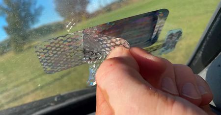 Nie odkleiłeś naklejki? Co zrobi policjant? Prawo jest jasne