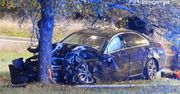 Warszawa: Pijany kierowca wjechał w filar wiaduktu, odbił się i uderzył w drzewo
