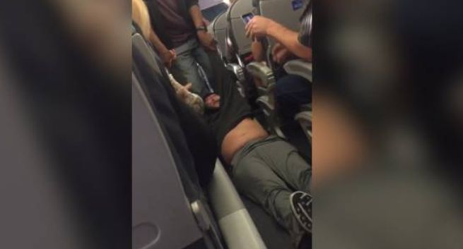 Szef United Airlines może stracić pół mln dol. premii po aferze z wyrzuceniem pasażera