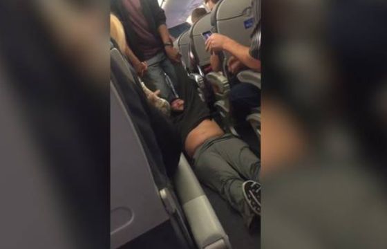 Szef United Airlines może stracić pół mln dol. premii po aferze z wyrzuceniem pasażera