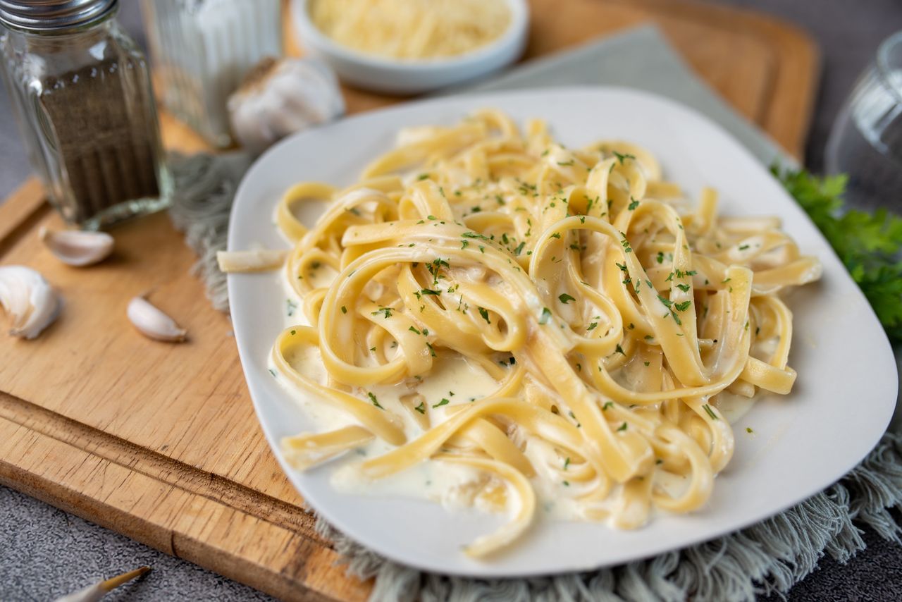 Kremowe spaghetti czosnkowe. Szybki przepis na pyszny obiad