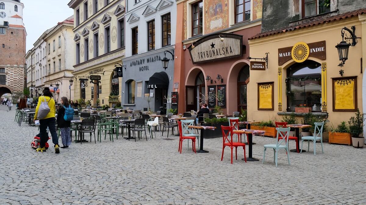 Ogródki gastronomiczne przed restauracjami na Starym Mieście