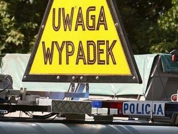 Potrącenie pieszego na pasach w Toruniu.  Wtragnął na czerwonym świetle wprost pod samochód