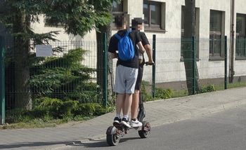 Coraz więcej wypadków na elektrycznych hulajnogach. Policjanci i lekarze apelują o rozsądek!