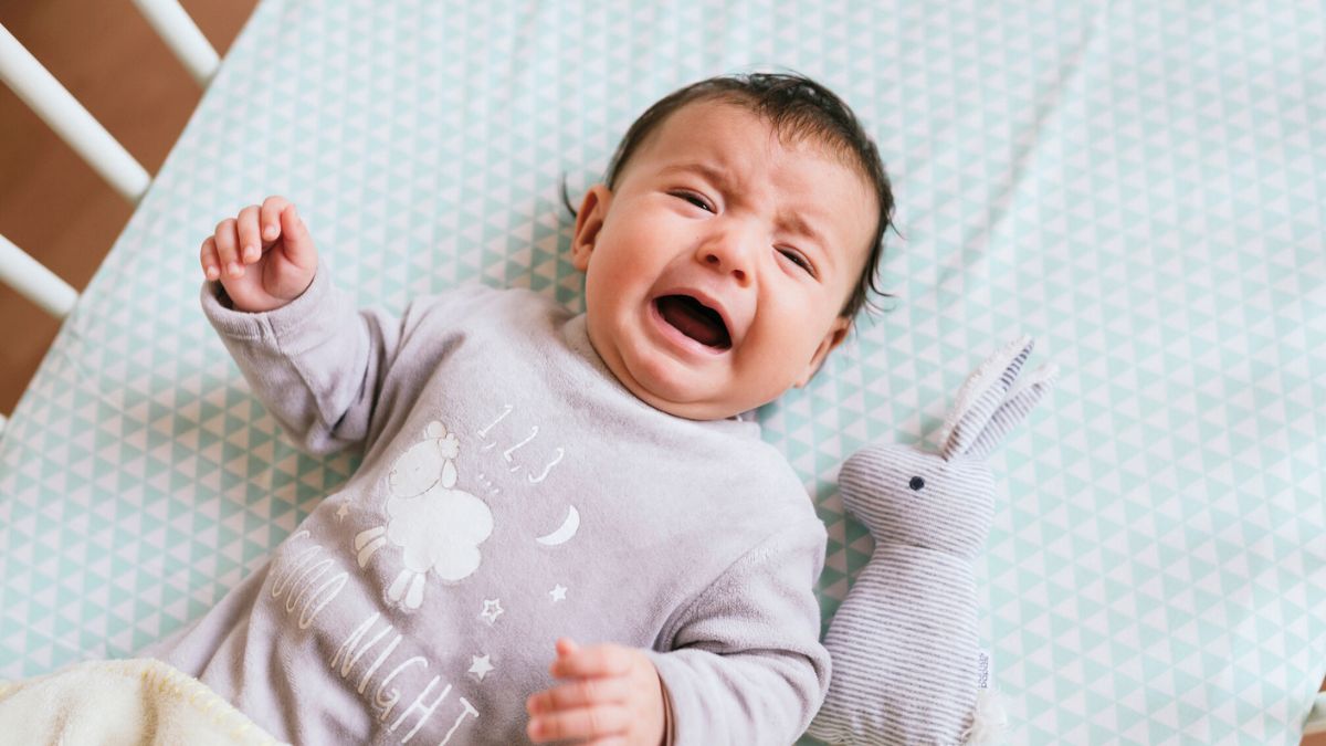 Niemowlę płacze w łóżeczku