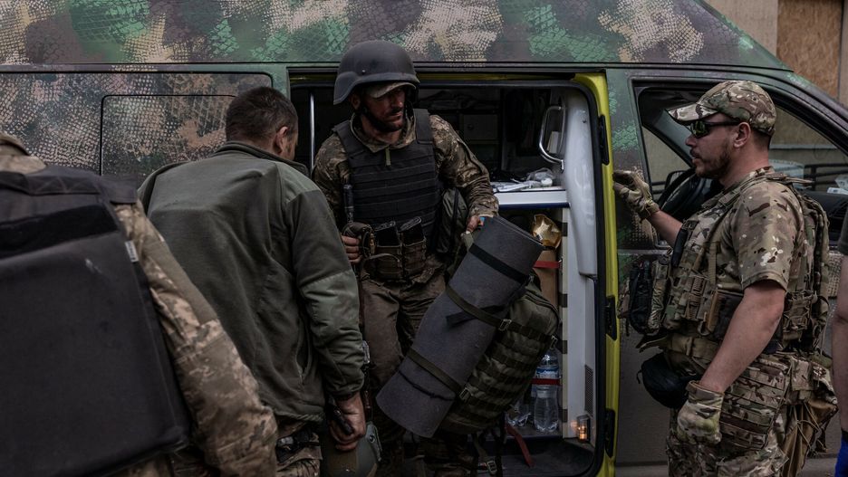 Ranni żołnierze przybywają do punktu stabilizacji w północnym obwodzie donieckim na Ukrainie 19 lipca 2023 r. 