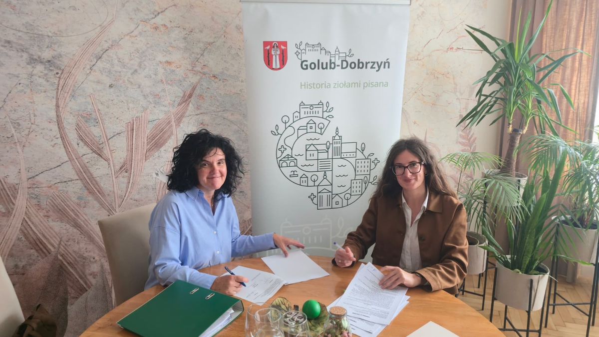 Umowę podpisała burmistrzyni Dominika Piotrowska (z prawej)