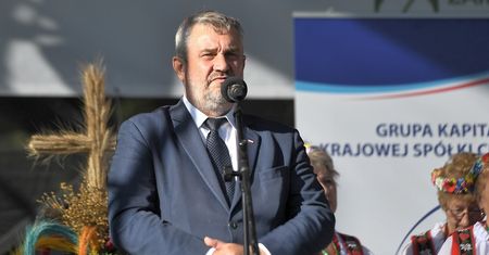 "Mleko jako efekt gwałtu na krowach". Jan Krzysztof Ardanowski o ideologiach grożących rolnictwu