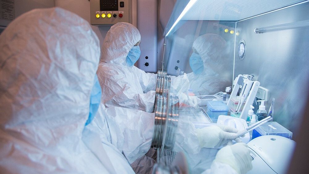 Archiwum zagraniczne East News 2026-10
This undated photo released by the Irkutsk Anti-Plague Research Institute of Siberia and Far East, shows the institute workers in a lab. (The Irkutsk Anti-Plague Research Institute of Siberia and Far East via AP)