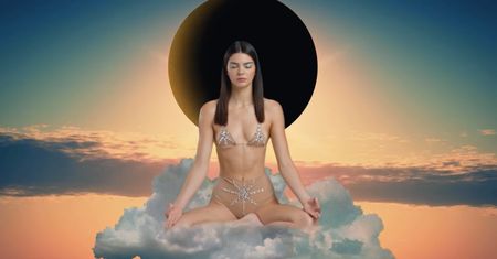 Kendall Jenner w "kalendarzu adwentowym" magazynu LOVE (ZDJĘCIA + WIDEO)