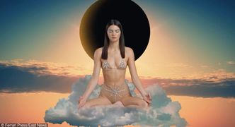 Kendall Jenner w "kalendarzu adwentowym" magazynu LOVE (ZDJĘCIA + WIDEO)