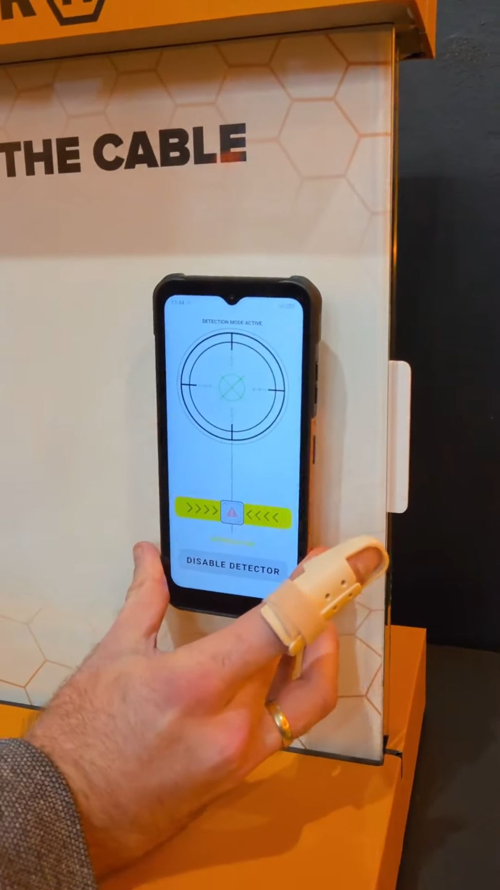 Polacy zrobili wyjątkowy smartfon. Wykryje przewody w twojej ścianie