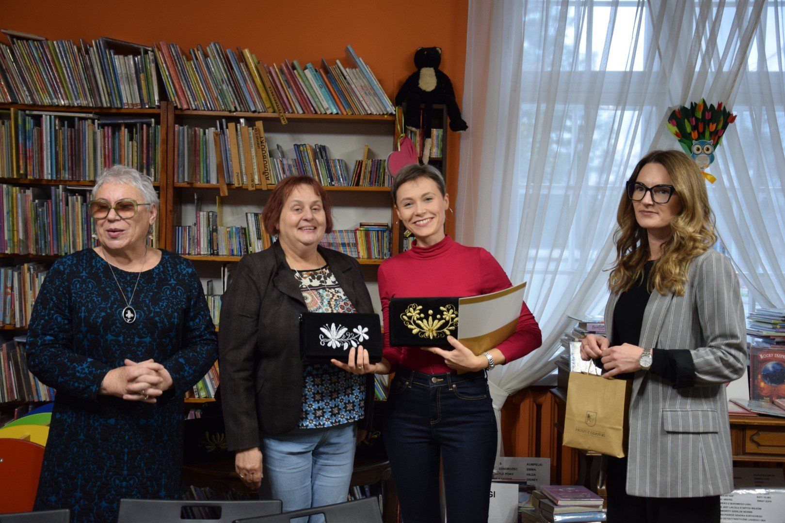 Dyplomy uczestnikom warsztatów wręczała przewodnicząca Rady Miasta Małgorzata Czarnecka-Szafrańska