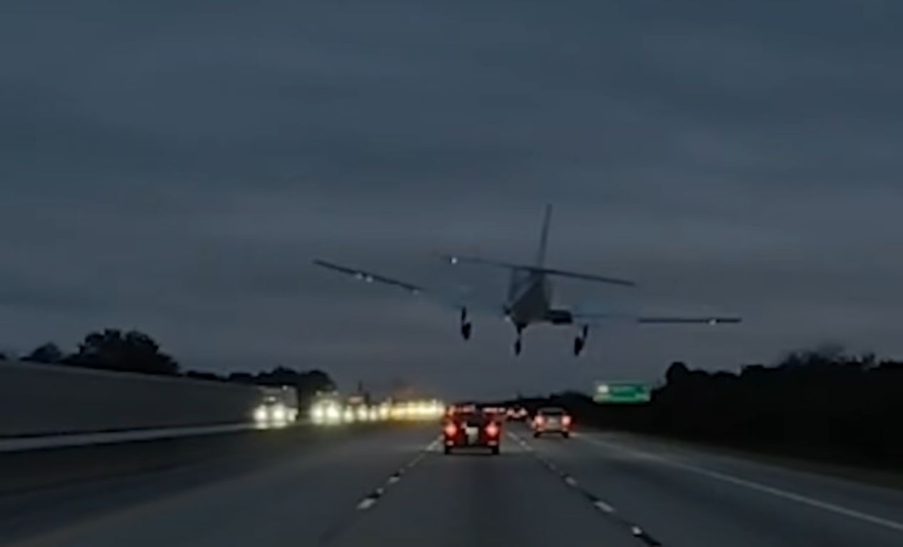 W USA samolot wylądował na aucie. Wszystko się nagrało