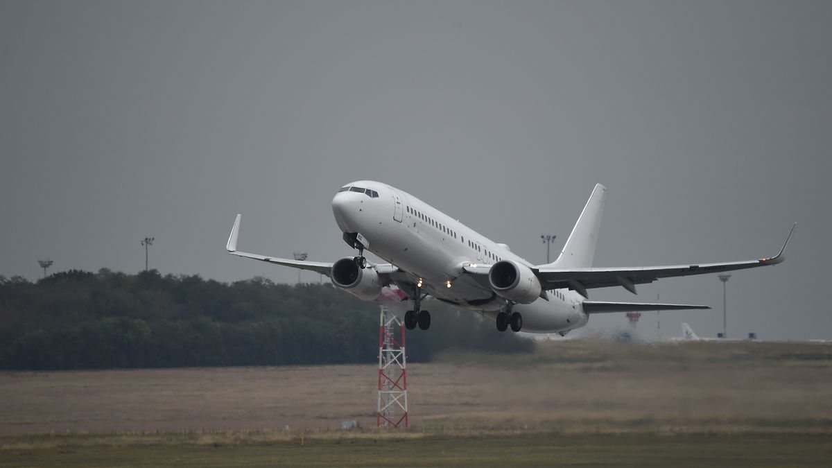 A Boeing 737-800 departs from Budapest Liszt Ferenc International Airport (Photo by Balint Szentgallay/NurPhoto via Getty Images)