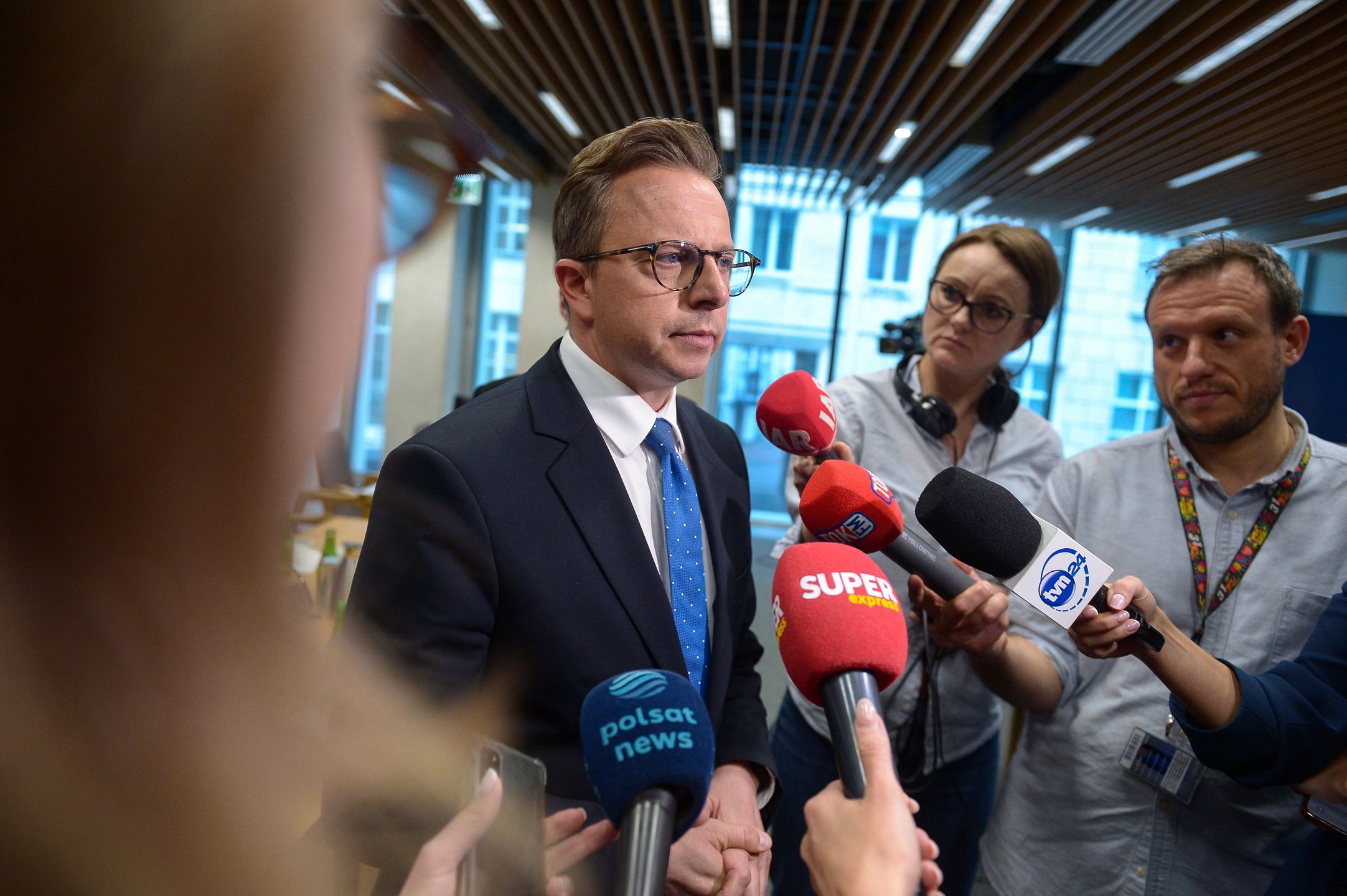Warszawa, 23.04.2024. Szef komisji Dariusz Joński (L) po posiedzeniu sejmowej komisji śledczej do zbadania legalności, prawidłowości oraz celowości działań podjętych w celu przygotowania i przeprowadzenia wyborów Prezydenta Rzeczypospolitej Polskiej w 2020 r. w formie głosowania korespondencyjnego, 23 bm. w Sejmie w Warszawie. (ad) PAP/Marcin Obara