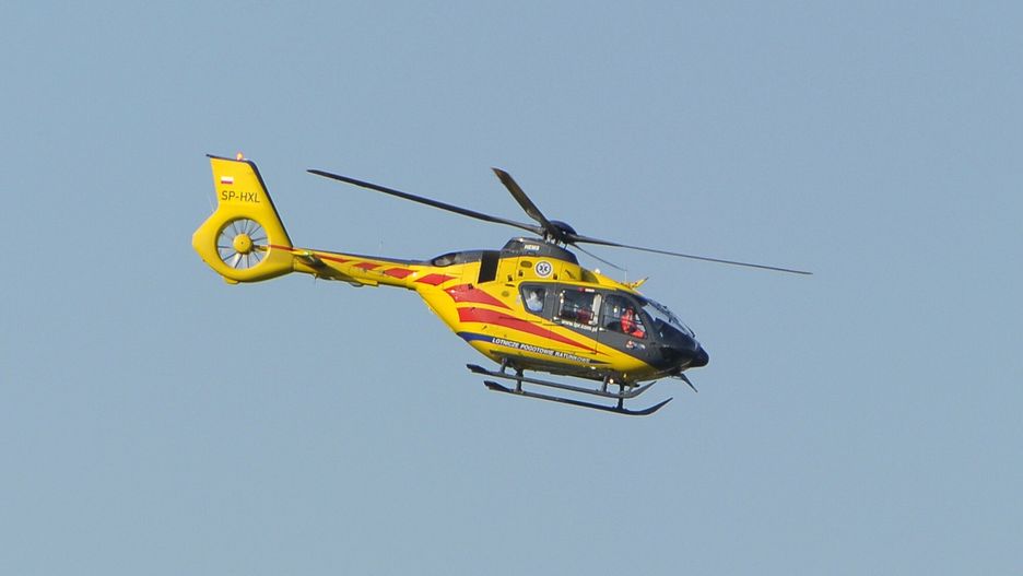 Wypadek koło Pszczyny. Akcja LPR, 27-latka w szpitalu 