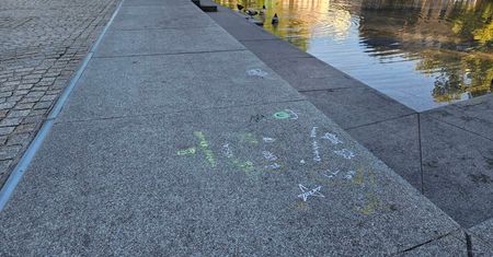 Ktoś pomazał fontannę na Placu Litewskim. Straż Miejska sprawdza monitoring w celu ujawnienia wandali
