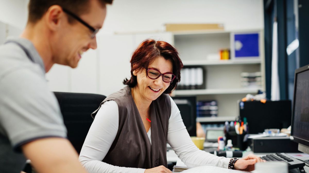 Kobieta i mężczyzna w biurze