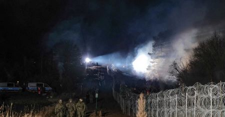 50 migrantów wdarło się do Polski. Policja obrzucona kamieniami
