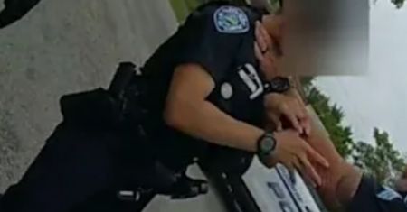 Wideo natychmiast okrążyło sieć. Sierżant chwycił za gardło policjantkę