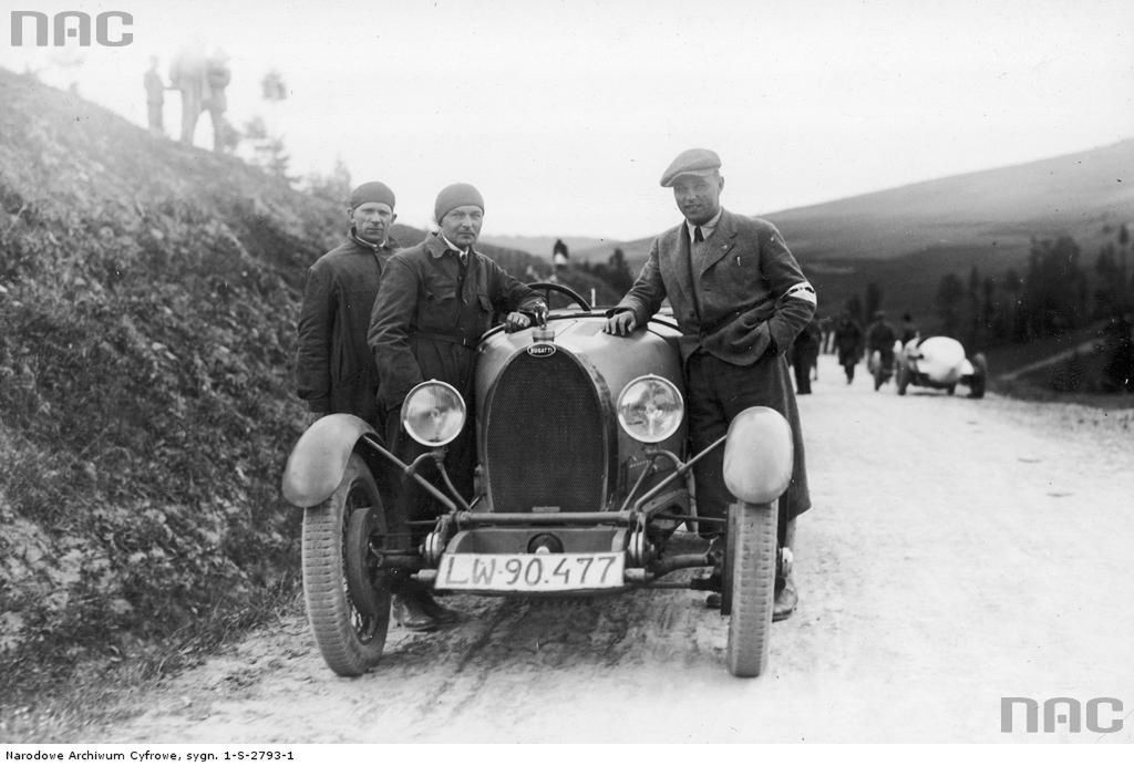 Eliminacje do Mistrzostw Polski w automobilizmie - rajd samochodowy w Krzyżowej. Na zdjęciu zdobywca pierwszego miejsca w kategorii sportowej: inżynier Bogucki przy swoim Bugatti wraz ze starterem Szatkowskim.