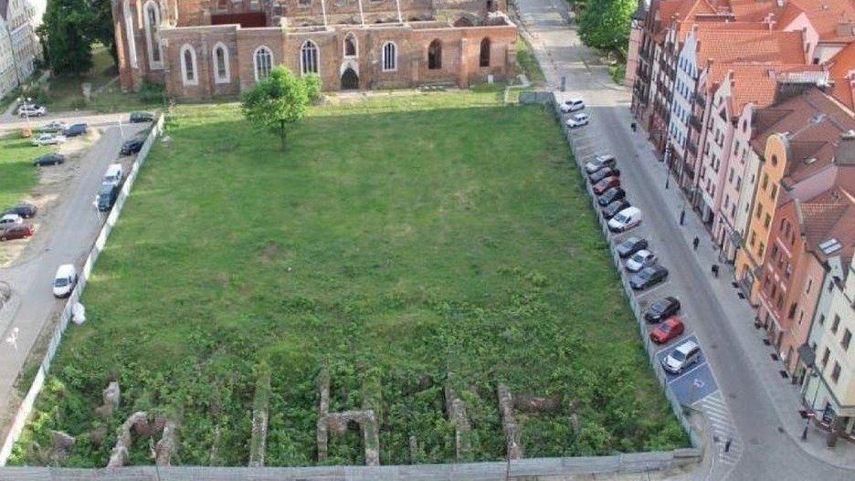 Dziura z blaszanym płotem