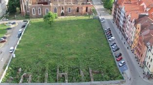 Głogów: Miasto chce schować dziurę w Rynku. Ma plan, czym zasłonić szpetny, blaszany płot