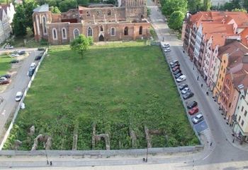 Głogów: Miasto chce schować dziurę w Rynku. Ma plan, czym zasłonić szpetny, blaszany płot